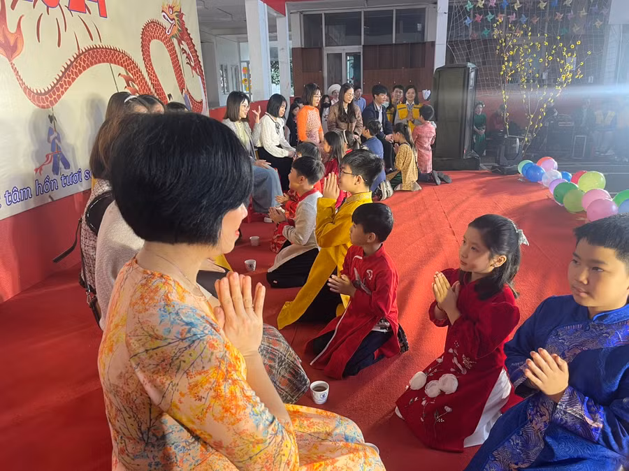 Học sinh dâng trà tri ân và mừng tuổi bậc sinh thành tại Tết hạnh phúc.