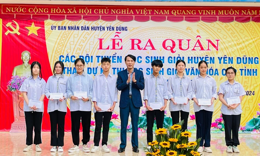 Ông Nguyễn Hữu Hưng - Phó Chủ tịch Thường trực UBND huyện Yên Dũng trao quà động viên học sinh tại buổi lễ ra quân các đội tuyển dự thi.