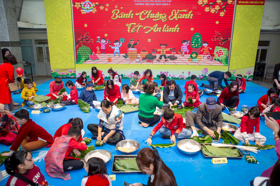 Quang cảnh hội chợ Xuân tại trường Tiểu học Dịch Vọng A. Quang cảnh hội chợ Xuân tại trường Tiểu học Dịch Vọng A.