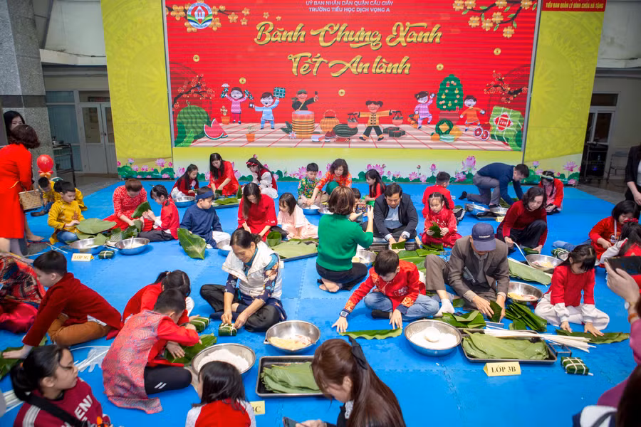 Quang cảnh hội chợ Xuân tại trường Tiểu học Dịch Vọng A.