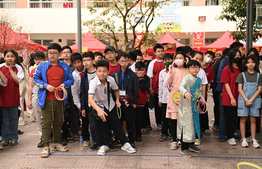 Học sinh tham gia trò chơi dân gian. Học sinh tham gia trò chơi dân gian.