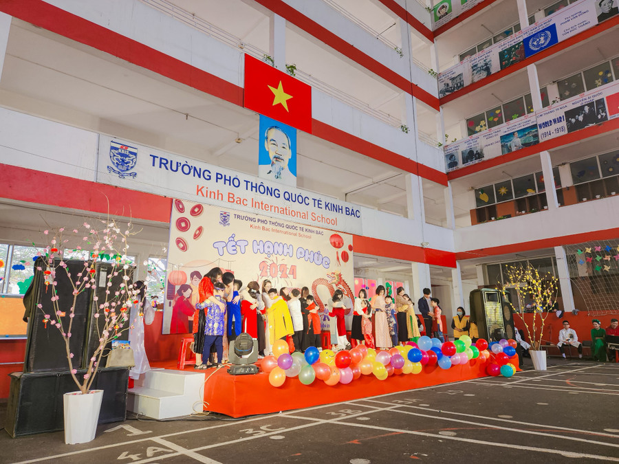 Phụ huynh xúc động khi đón nhận ly trà của các con tại buổi lễ.