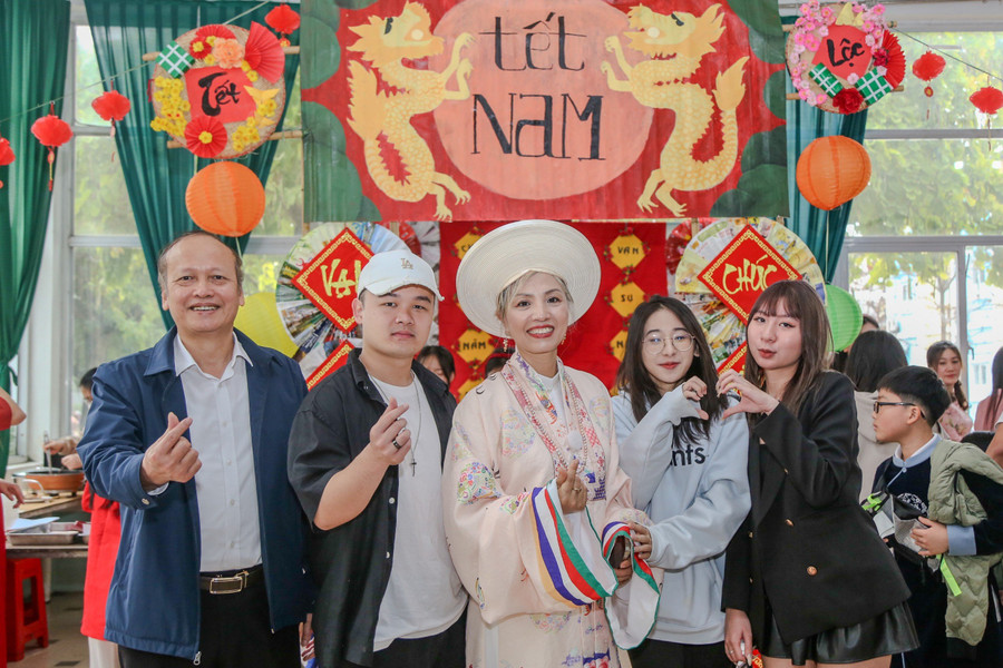 Bà Phạm Liên Hương - Giám đốc Trường Phổ thông Quốc tế Kinh Bắc (đứng giữa) lưu lại hình ảnh với giáo viên và học trò tại gian hàng chợ Tết.