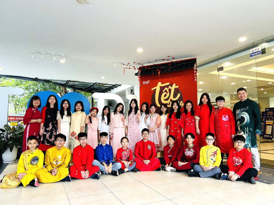 Học sinh Ban Mai School hân hoan chào năm mới. Học sinh Ban Mai School hân hoan chào năm mới.