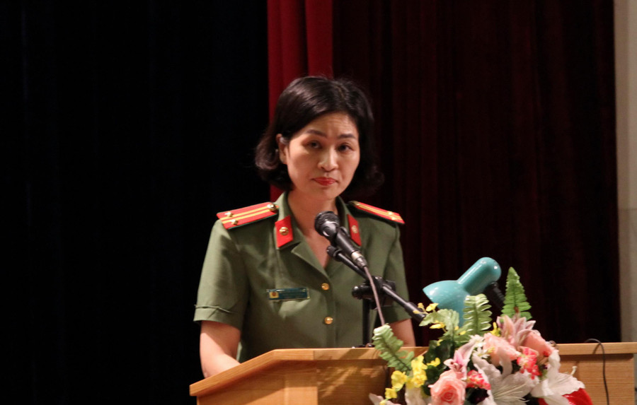 Đại diện Công an thành phố Hà Nội phổ biến cách nhận diện các thiết bị công nghệ cao để gian lận