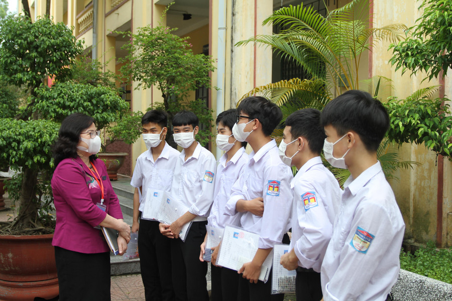 Thứ trưởng Ngô Thị Minh động viên các thí sinh trước giờ thi.