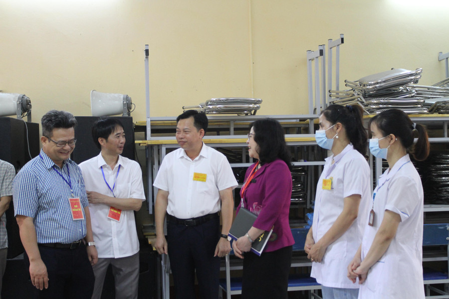 Thứ trưởng Ngô Thị Minh kiểm tra công tác chuẩn bị cơ sở vật chất tại Trường THPT Thanh Miện.