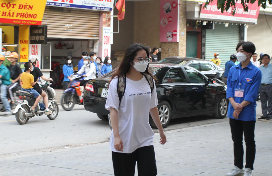 Thí sinh tại điểm thi Trường THPT Mỹ Đình.