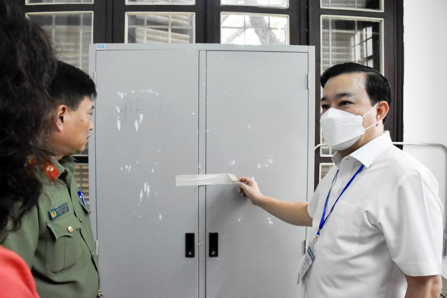 Phó Chủ tịch UBND TP Hà Nội Chử Xuân Dũng kiểm tra phòng bảo quản đề thi, bài thi Phó Chủ tịch UBND TP Hà Nội Chử Xuân Dũng kiểm tra phòng bảo quản đề thi, bài thi