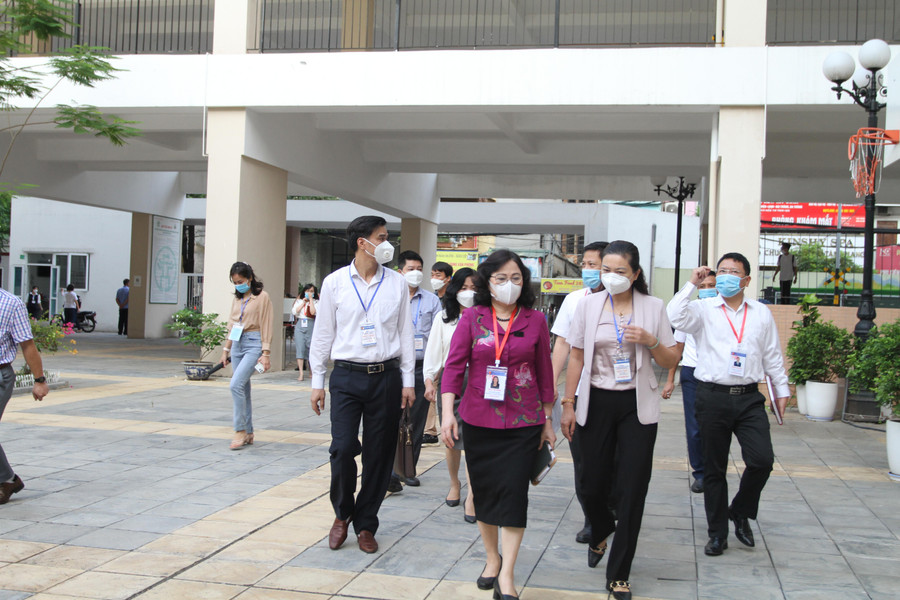 Thứ trưởng Ngô Thị Minh kiểm tra công tác coi thi tại Trường THPT Mỹ Đình.