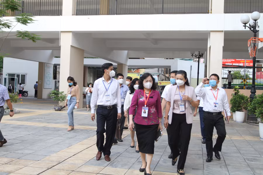 Thứ trưởng Ngô Thị Minh kiểm tra công tác coi thi tại Trường THPT Mỹ Đình.