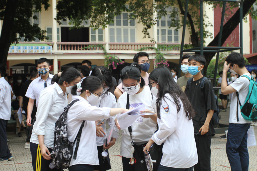 Thí sinh tranh thủ ôn bài trước khi vào phòng thi Thí sinh tranh thủ ôn bài trước khi vào phòng thi