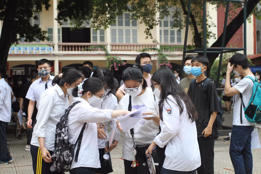 Thí sinh tranh thủ ôn bài trước khi vào phòng thi