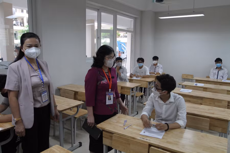 Thứ trưởng Ngô Thị Minh động viên các thí sinh trước giờ làm bài thi