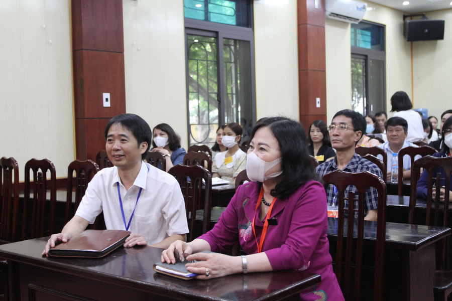 Thứ trưởng Ngô Thị Minh giám sát các quy trình tại điểm thi Trường THPT Thanh Miện 3.