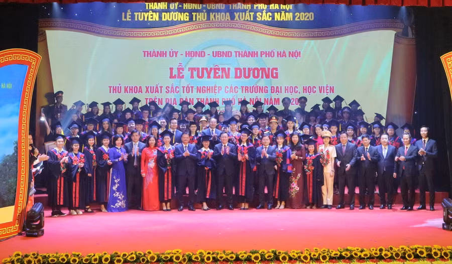 Bí thư Thành ủy Hà Nội Vương Đình Huệ cùng các đại biểu chụp ảnh lưu niệm với 88 thủ khoa xuất sắc năm 2020.