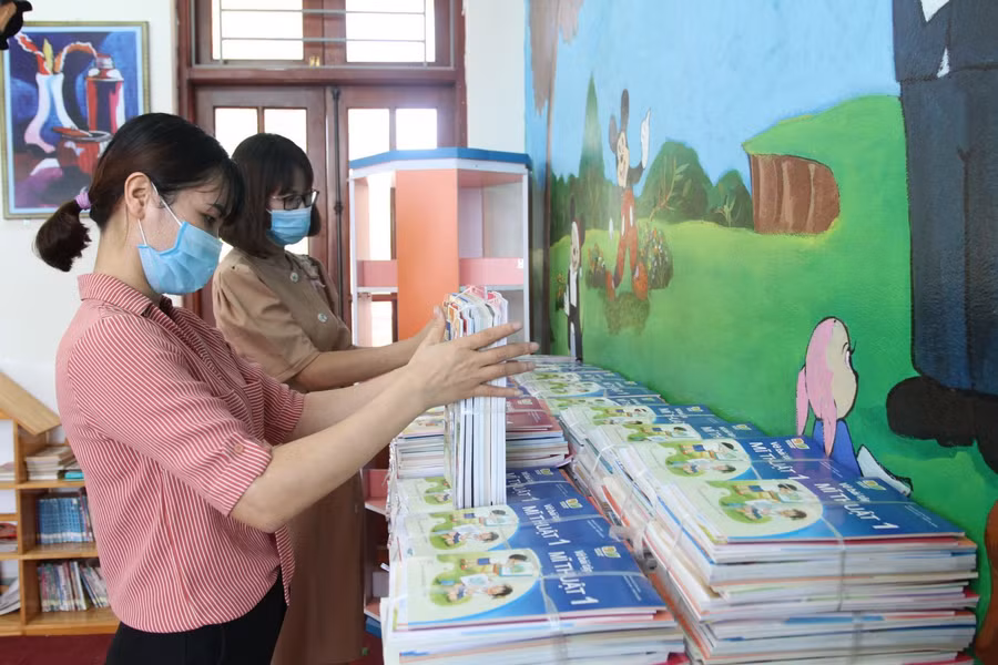 Giáo viên trường tiểu học Yên Nghĩa (quận Hà Đông) chuẩn bị sách giáo khoa cho học sinh.