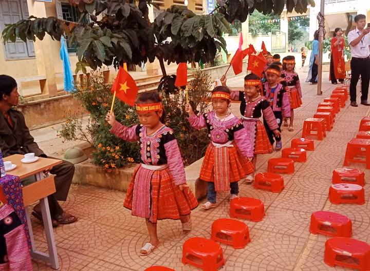 Lễ khai giảng ấm áp của học sinh trường TH&amp;THCS Hang Kia B