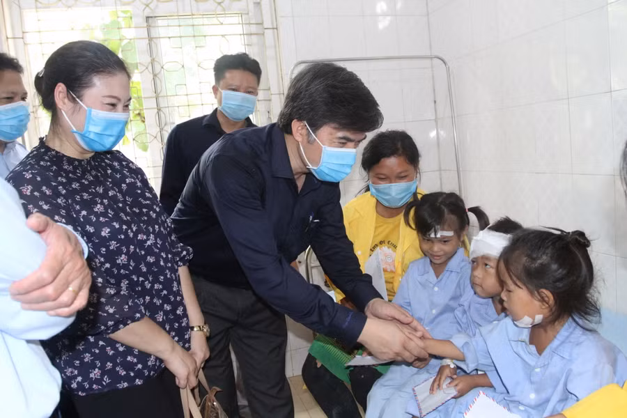 Đoàn công tác của Bộ GD&amp;ĐT thăm hỏi các em học sinh đang điều trị tại bệnh viện