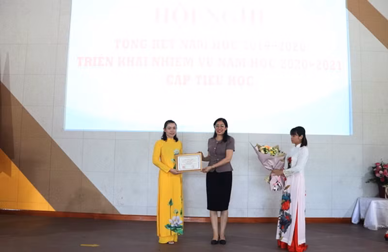 Giám đốc Sở GD&amp;ĐT Hòa Bình trao giấy khen cho giáo viên tiêu biểu