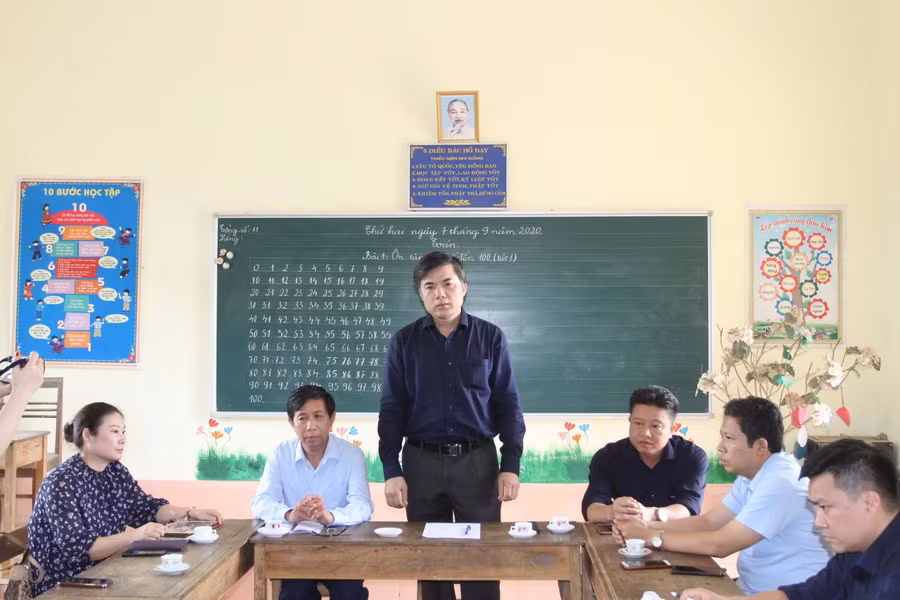 Đoàn công tác của Bộ GD&amp;ĐT làm việc với BGH Trường tiểu học Khánh Yên Thượng