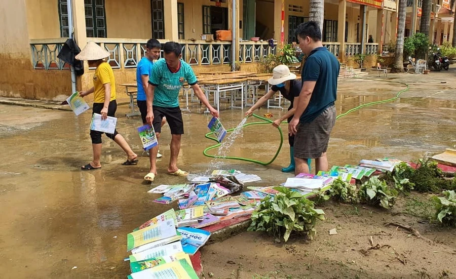 Hơn 500 bộ sách mới và 1.000 quyển vở bị chìm trong nước.