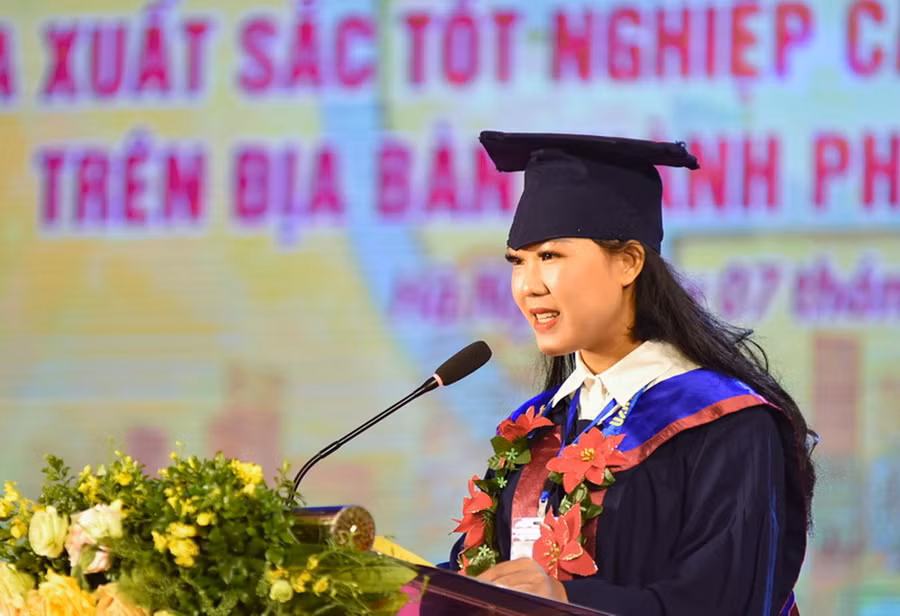 Bạn Chu Phương Thảo đại diện cho 88 thủ khoa xuất sắc năm 2020 phát biểu tại lễ tuyên dương.