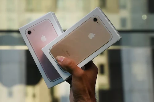 Apple cố tình "bóp băng thông" trên iPhone 7