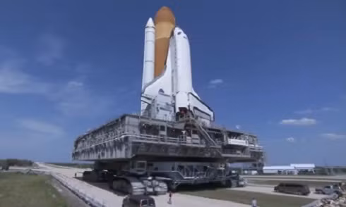 Cỗ xe 2.700 tấn chuyên chở tên lửa của NASA