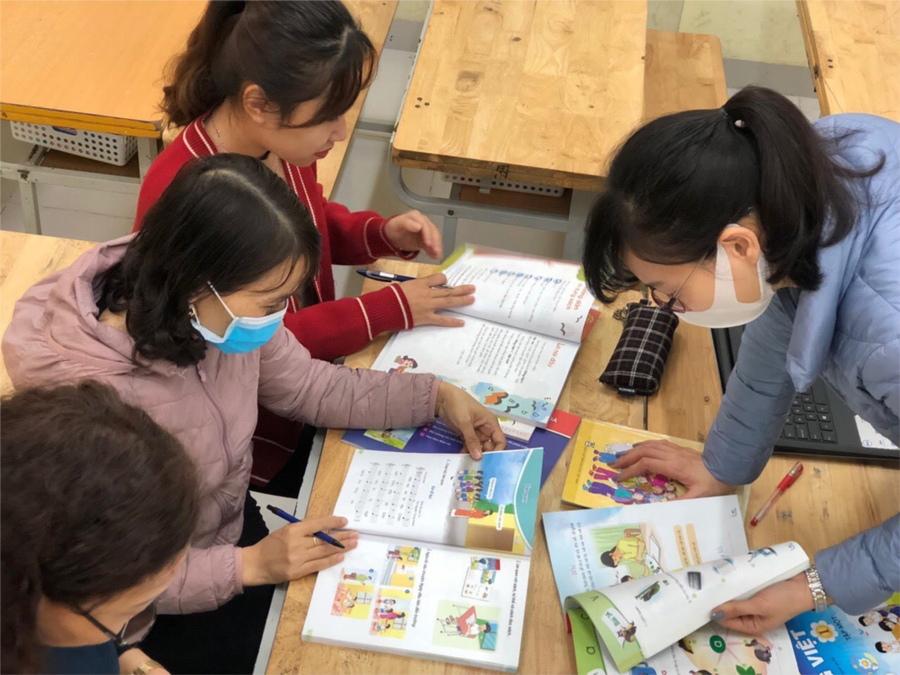 Giáo viên trường tiểu học Bát Tràng nghiên cứu các bộ sách giáo khoa lớp 1 mới Giáo viên trường tiểu học Bát Tràng nghiên cứu các bộ sách giáo khoa lớp 1 mới