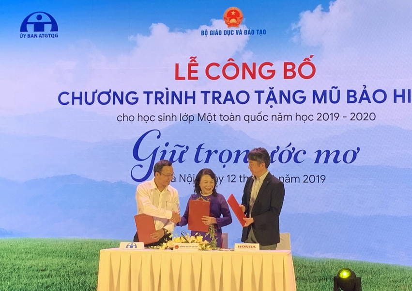 Lãnh đạo Bộ GD&ĐT, Ủy ban an toàn giao thông quốc gia và Công ty Honda Việt Nam kí biên bản phối hợp thực hiện chương trình