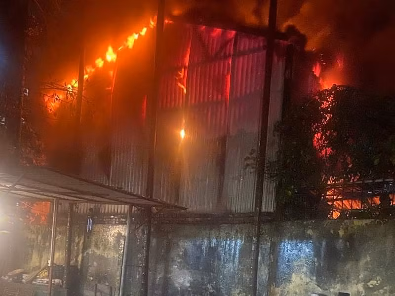 Hiện trường vụ hỏa hoạn nhà xưởng. Hiện trường vụ hỏa hoạn nhà xưởng.