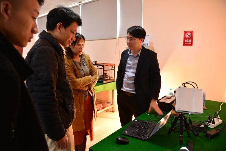 Các đại biểu tham quan sản phẩm khoa học công nghệ của Khoa Điện tử - Viễn thông. Các đại biểu tham quan sản phẩm khoa học công nghệ của Khoa Điện tử - Viễn thông.