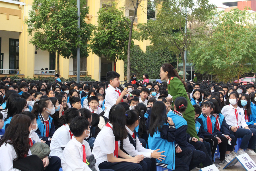 Học sinh trường THCS Nguyễn Công Trứ giao lưu, trả lời câu hỏi của Thiếu tá Nguyễn Thu Hà. Học sinh trường THCS Nguyễn Công Trứ giao lưu, trả lời câu hỏi của Thiếu tá Nguyễn Thu Hà.