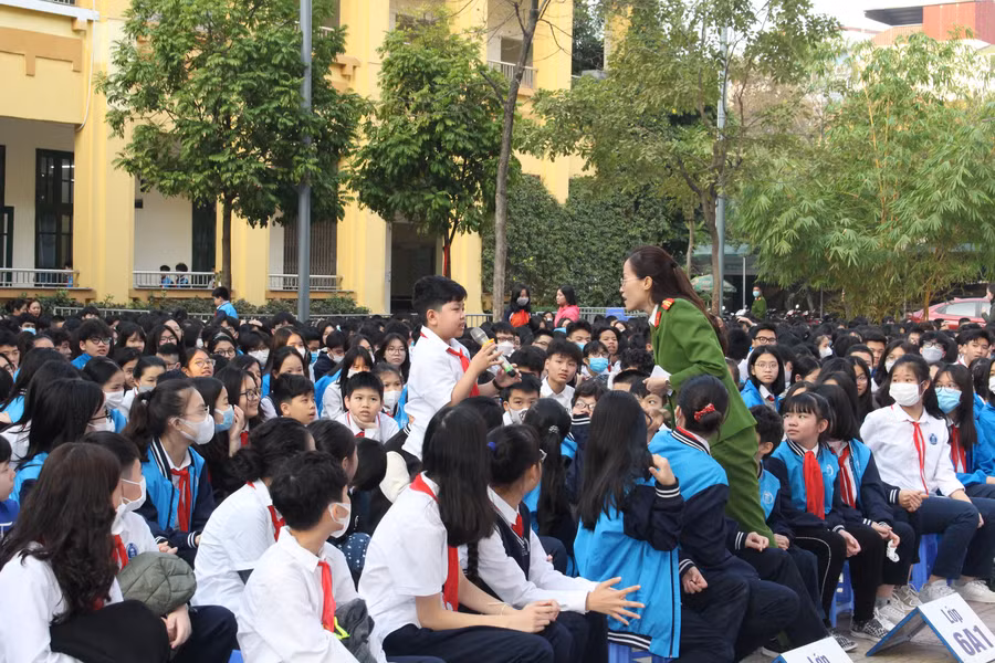 Học sinh trường THCS Nguyễn Công Trứ giao lưu, trả lời câu hỏi của Thiếu tá Nguyễn Thu Hà. Học sinh trường THCS Nguyễn Công Trứ giao lưu, trả lời câu hỏi của Thiếu tá Nguyễn Thu Hà.