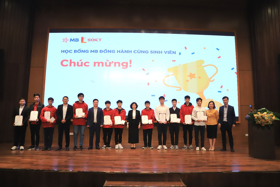 Sinh viên Đại học Bách khoa Hà Nội nhận học bổng từ MB tại buổi lễ. Sinh viên Đại học Bách khoa Hà Nội nhận học bổng từ MB tại buổi lễ.