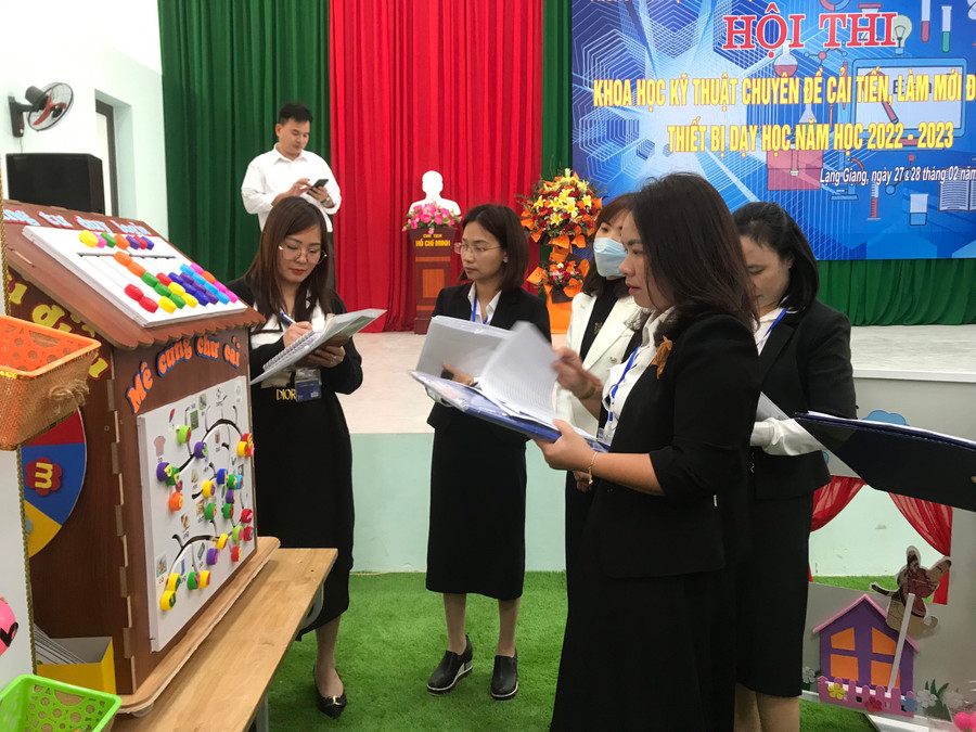 Ban giám khảo chấm bộ đồ dùng dự thi của Trường Mầm non Nghĩa Hòa. Ban giám khảo chấm bộ đồ dùng dự thi của Trường Mầm non Nghĩa Hòa.