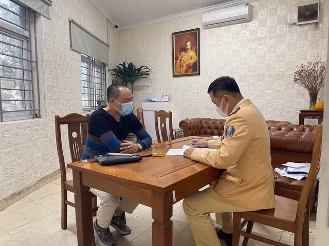 Lái xe Đ làm việc với cơ quan chức năng.