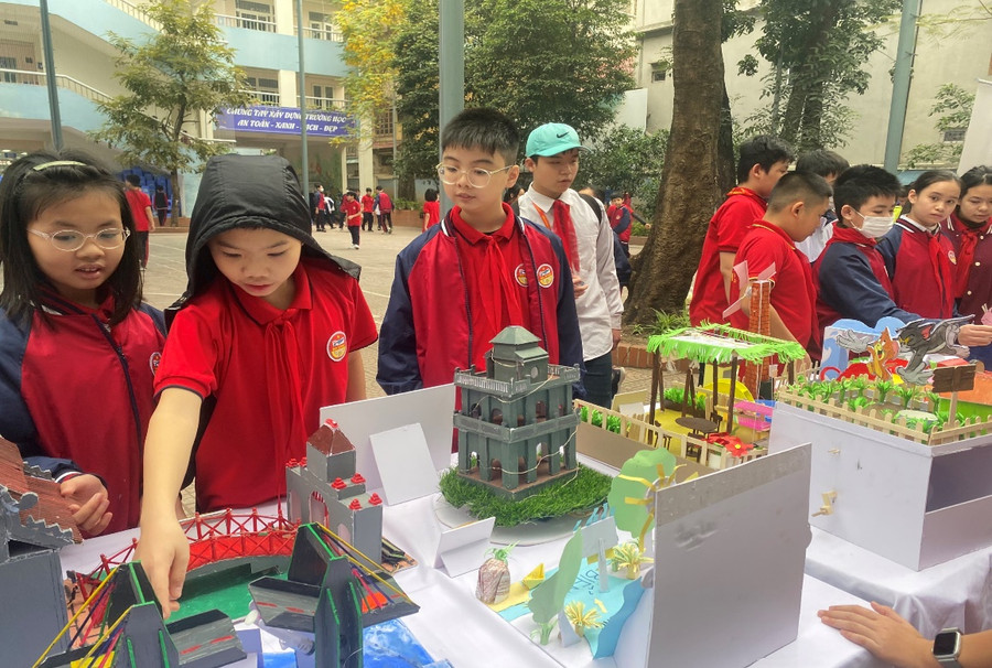 Học sinh ứng dụng kiến thức bài học vào gian hàng trưng bày sản phẩm STEM. Học sinh ứng dụng kiến thức bài học vào gian hàng trưng bày sản phẩm STEM.