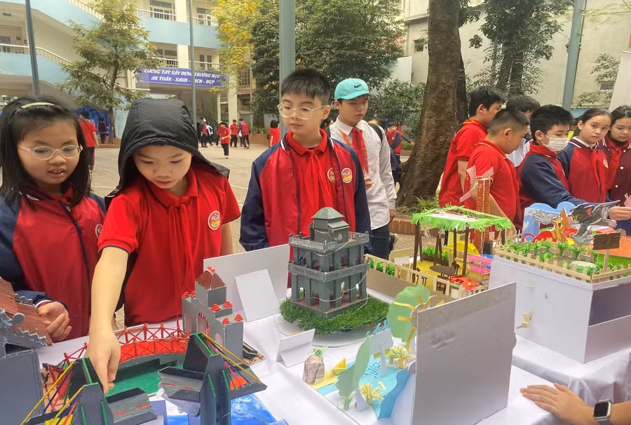 Học sinh ứng dụng kiến thức bài học vào gian hàng trưng bày sản phẩm STEM.