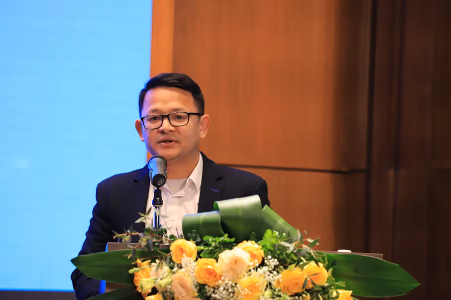 TS. Nguyễn Thanh Hùng, Phó Hiệu trưởng trường CNTT&amp;TT chia sẻ tại buổi lễ.