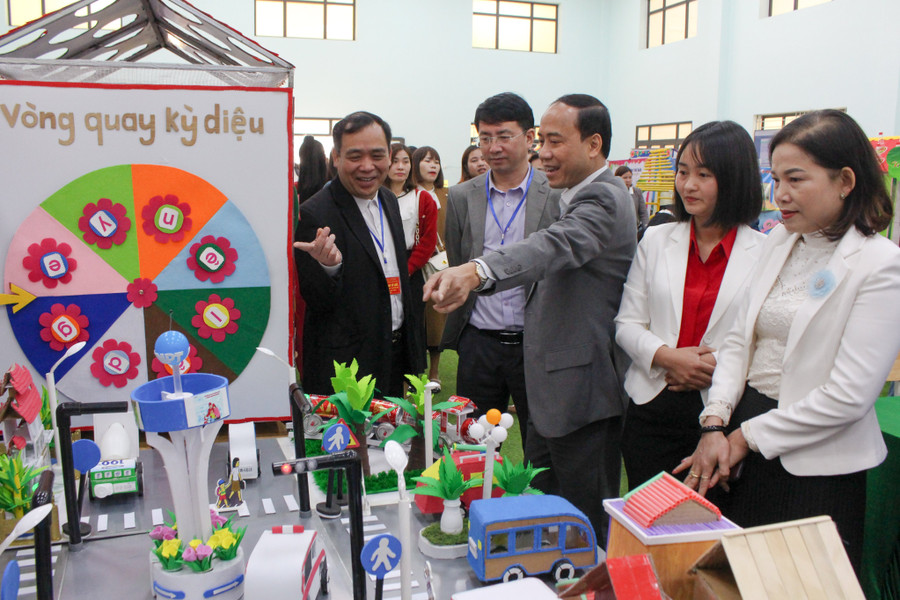 Nhiều bộ đồ dùng được Ban giám khảo đánh giá cao tại hội thi. Nhiều bộ đồ dùng được Ban giám khảo đánh giá cao tại hội thi.