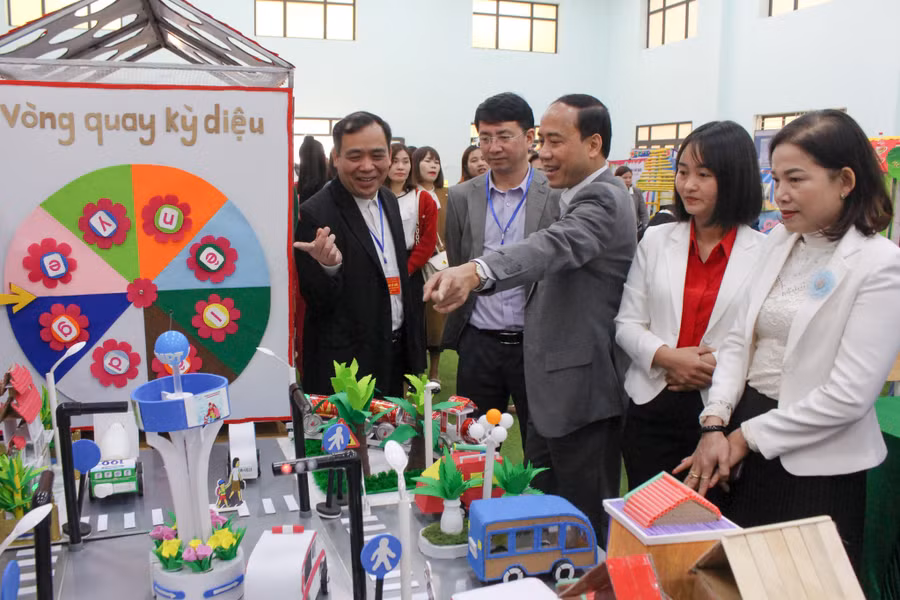 Nhiều bộ đồ dùng được Ban giám khảo đánh giá cao tại hội thi.