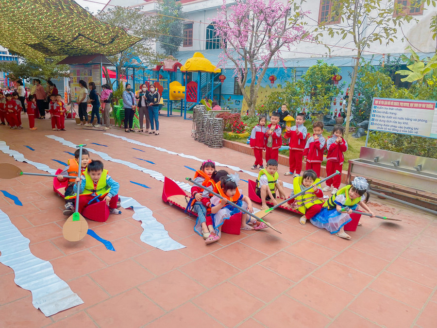 Trẻ trải nghiệm mặc áo phao, chèo thuyền. Trẻ trải nghiệm mặc áo phao, chèo thuyền.