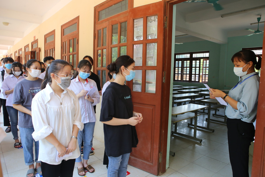 Đảm bảo học sinh lớp 12 có CCCD gắn chíp đủ hồ sơ dự thi tốt nghiệp THPT. Đảm bảo học sinh lớp 12 có CCCD gắn chíp đủ hồ sơ dự thi tốt nghiệp THPT.