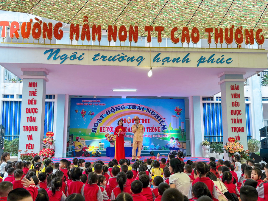 Thiếu tá Phạm Hữu Hoàn - Cán bộ Cảnh sát giao thông (Công an huyện Tân Yên) giao lưu, hướng dẫn trẻ tham gia giao thông an toàn. Thiếu tá Phạm Hữu Hoàn - Cán bộ Cảnh sát giao thông (Công an huyện Tân Yên) giao lưu, hướng dẫn trẻ tham gia giao thông an toàn.