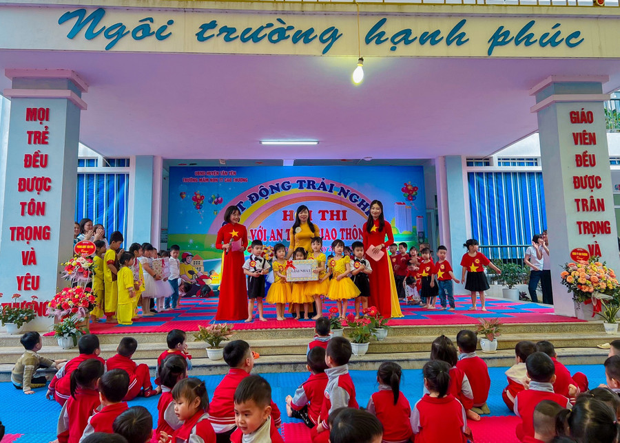 Cô Đào Thị Hằng – Hiệu trưởng trường Mầm non thị trấn Cao Thượng trao giải Nhất cho Đội thi số 03. Cô Đào Thị Hằng – Hiệu trưởng trường Mầm non thị trấn Cao Thượng trao giải Nhất cho Đội thi số 03.