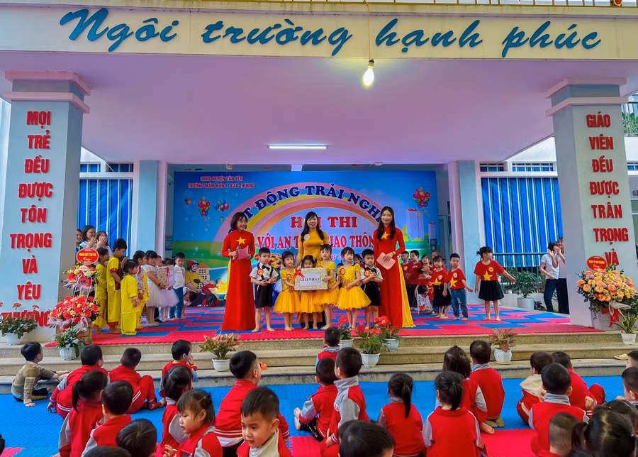 Cô Đào Thị Hằng – Hiệu trưởng trường Mầm non thị trấn Cao Thượng trao giải Nhất cho Đội thi số 03.