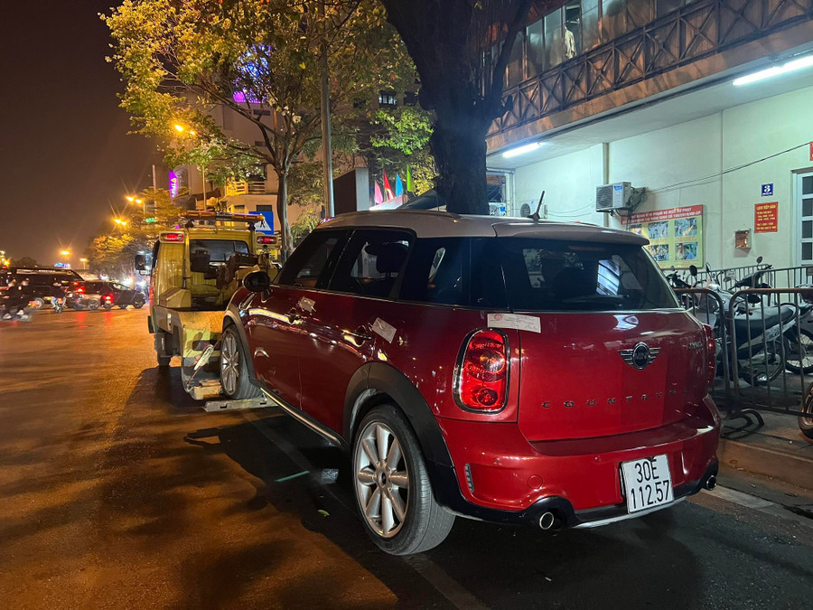 Lực lượng chức năng tạm giữ phương tiện với lái xe vi phạm nồng độ cồn.