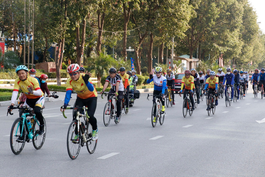 Các vận động viên trong đoàn xe đạp thể thao diễu hành với không khí phấn khởi.